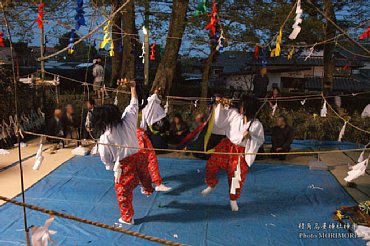 村角高屋神社神楽　三人剣　1003.jpg