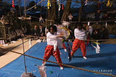 村角高屋神社神楽　三人剣　1004.jpg