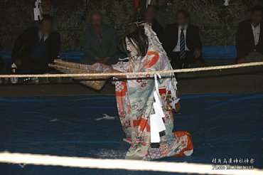 村角高屋神社神楽　杵女　1405.jpg