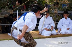 大塚八幡神社春神楽(三本剣) 大塚八幡神社春神楽(三本剣)ootsuka_hj01.jpg
