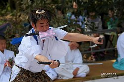 大塚八幡神社春神楽(三本剣) 大塚八幡神社春神楽(三本剣)ootsuka_hj02.jpg