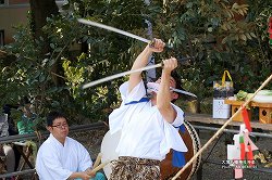 大塚八幡神社春神楽(三本剣) 大塚八幡神社春神楽(三本剣)ootsuka_hj03.jpg