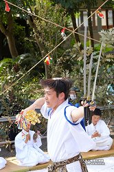 大塚八幡神社春神楽(三本剣) 大塚八幡神社春神楽(三本剣)ootsuka_hj04.jpg