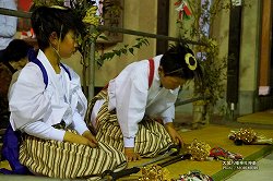 大塚八幡神社春神楽(三人剣) 大塚八幡神社春神楽(三人剣)ootsuka_hj12.jpg