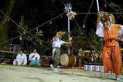大塚八幡神社春神楽(神登夜迦 カントヤカ) 大塚八幡神社春神楽(神登夜迦 カントヤカ)ootsuka_hj25.jpg