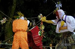 大塚八幡神社春神楽(神登夜迦 カントヤカ) 大塚八幡神社春神楽(神登夜迦 カントヤカ)ootsuka_hj32.jpg
