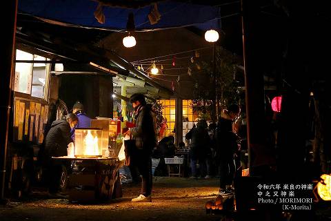 地元の出店なども並ぶ