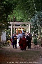 尾八重神楽　尾八重陣屋より神楽の舞われる神庭へ　17:13