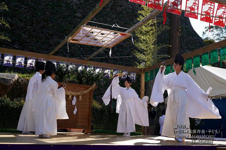 鎮守の舞 (門川神楽保存会・子ども）