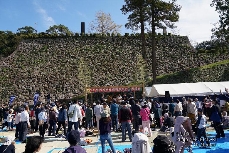 餅まき　延岡市 城山かぐらまつりにて 