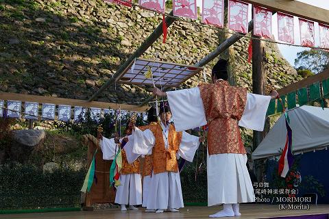 弓の舞 (尾崎神楽保存会）