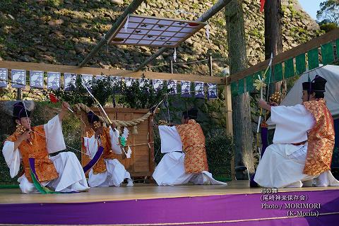 弓の舞 (尾崎神楽保存会）