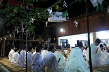 銀鏡神楽-シメ前での祭礼01-