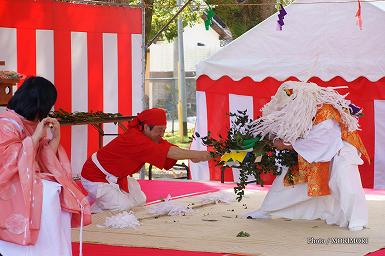 太玉(ふとだま)舞　(田元神社　祈年祭（春まつり）にて)