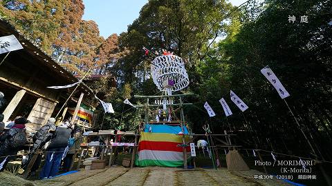 潮嶽神楽「神庭」正面祭壇には標山(しめやま)