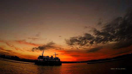 桜島フェリーと錦江湾の夕景
