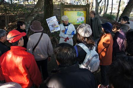 西都市観光ボランティア協議会の方による説明 西都市観光ボランティア協議会の方による説明