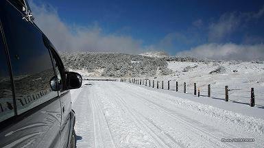 積雪したえびの高原の道路