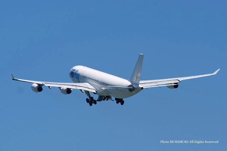 HiFly(ハイフライ航空) A340-313X OY-KBM 　宮崎空港にて　14
