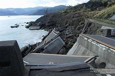 台風で崩壊した道路