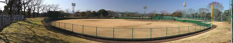 西都原運動公園野球場のパノラマ写真　外野外（レフト側より）