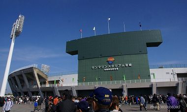 2011年プロ野球オープン戦　巨人-広島戦　会場前　宮崎県サンマリンスタジアム宮崎
