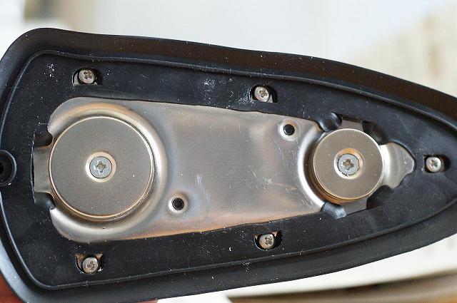 SKV-3000 05 TVアンテナ設置面 前後に磁石 SKV-3000 1405sant05.jpg TVアンテナ設置面 前後に磁石