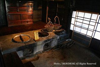 椎葉村　那須家住宅（鶴富屋敷）雑穀をつく唐臼と大小の石造りのかまどがあります。