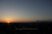 高城町より見た夕日の霧島連山　０１