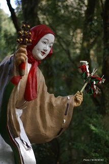 天岩戸神社　東本宮参道の天鈿女命（ウズメノミコト）