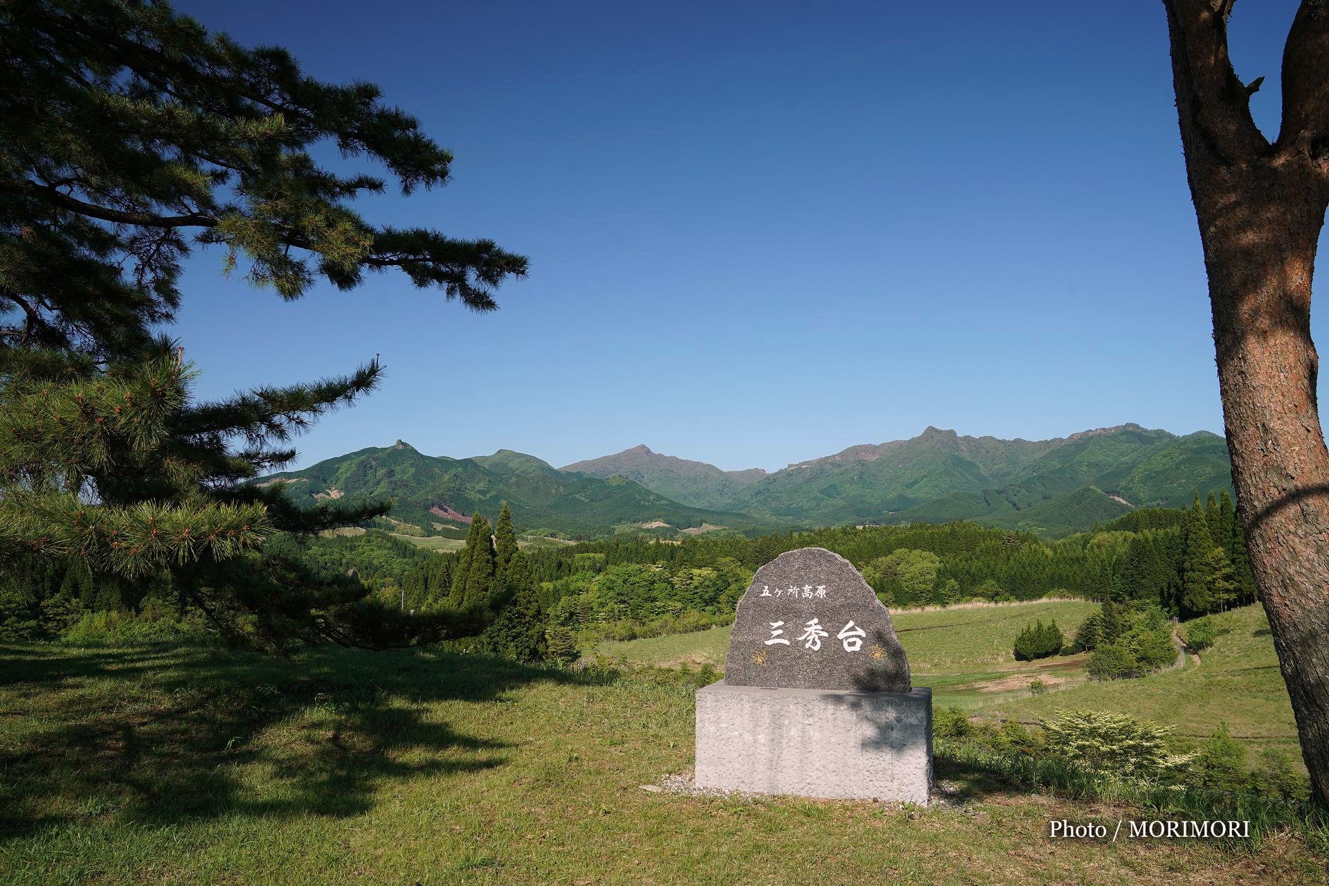 高千穂町 三秀台（五ヶ所高原）から見た祖母山