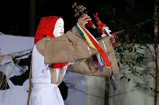 高千穂 岩戸野方野地区石神神社の神楽　鈿女（うずめ）　02