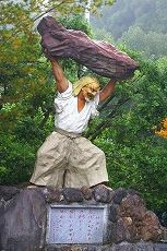 天岩戸神社（西本宮）入り口のモニュメント　手力雄命（たぢからおのみこと）