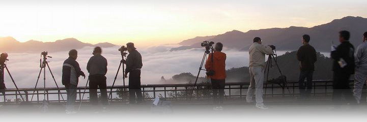 高千穂の雲海を撮影する人々