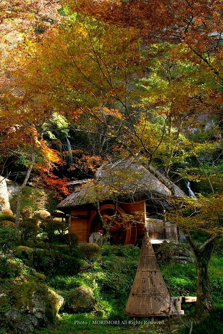 高千穂峡の水車小屋と紅葉 01 高千穂峡の水車小屋と紅葉 01