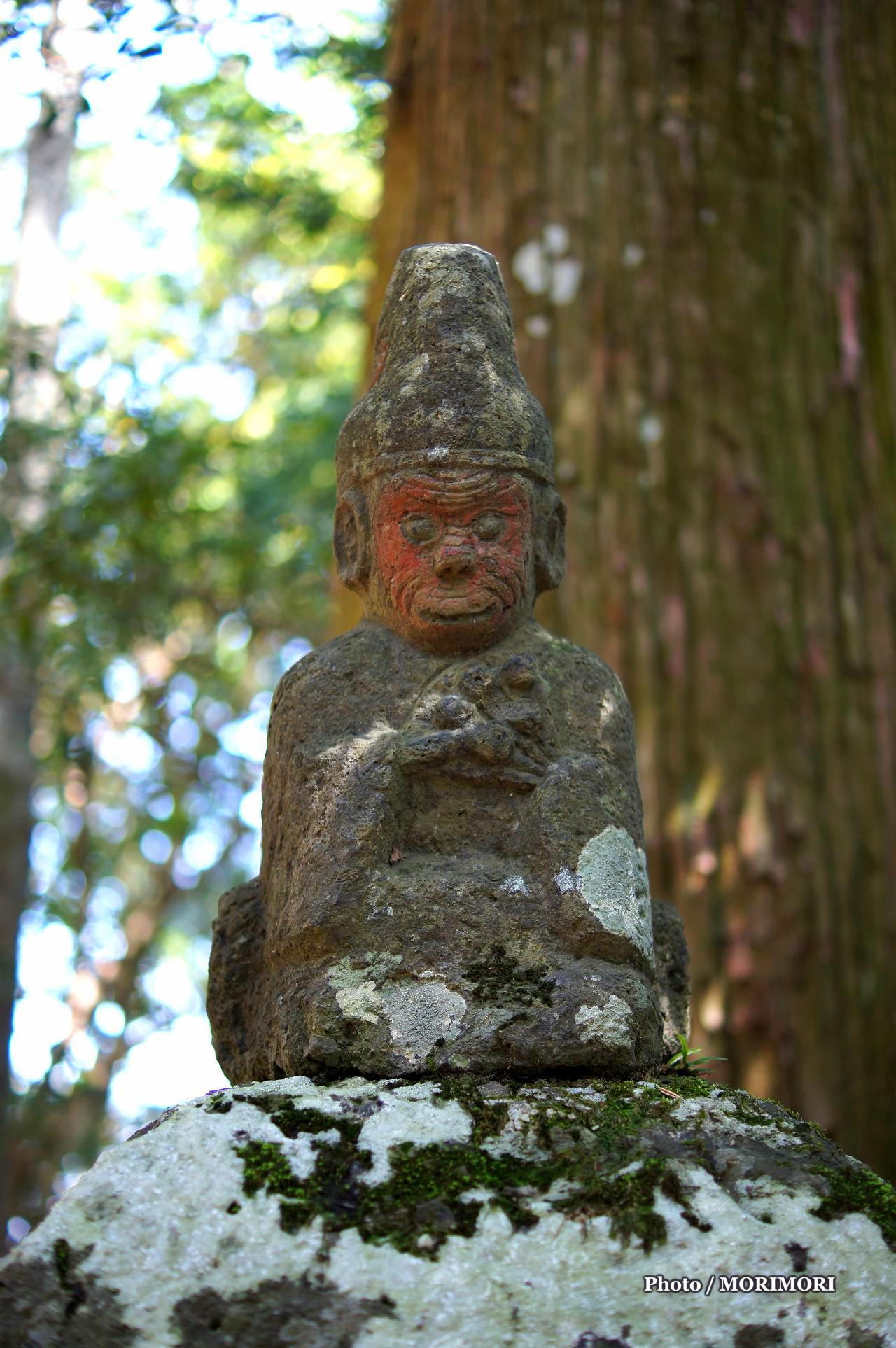 高千穂向山神社参道の灯篭上の猿の石像