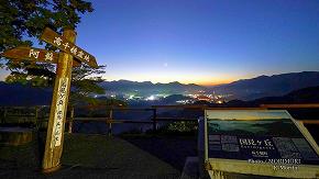 雲海の写真を配したモニュメント(夜)