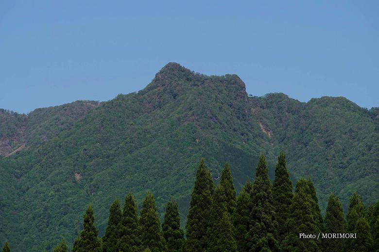 高千穂町 三秀台（五ヶ所高原）から見た生じ岳