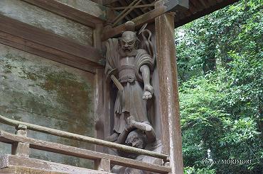 鬼八を退治する　ミケヌノミコト彫刻像