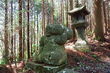 ■ 向山神社（高千穂町）参道の像　mukaiyama19.jpg