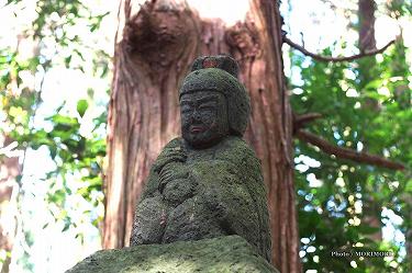 ■ 向山神社（高千穂町）石灯籠上の像　mukaiyama20.jpg