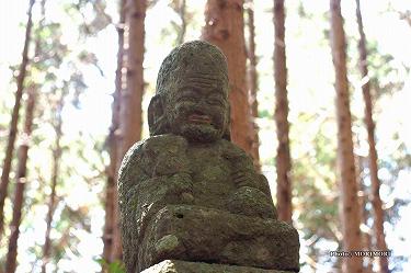■ 向山神社（高千穂町）石灯籠上の像　mukaiyama21.jpg