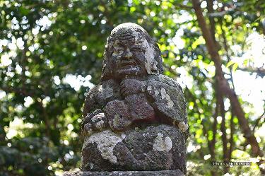 ■ 向山神社（高千穂町））石灯籠上の像　mukaiyama22.jpg