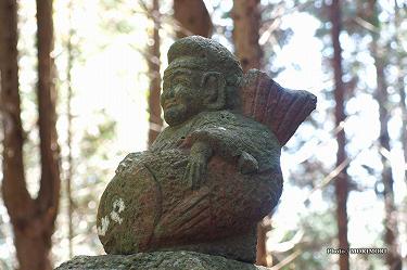 ■ 向山神社（高千穂町））石灯籠上の像　mukaiyama23.jpg