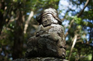 ■ 向山神社（高千穂町））石灯籠上の像　mukaiyama24.jpg