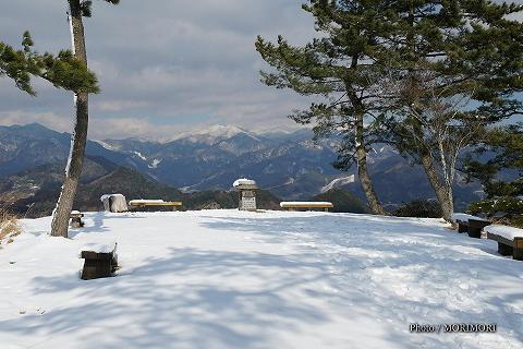 冬　雪に覆われた 国見ヶ丘北展望所から見る祖母山系