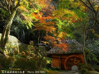 高千穂峡の紅葉｜おのころ池脇の水車小屋３