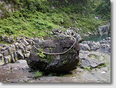 高千穂峡　鬼八の力石