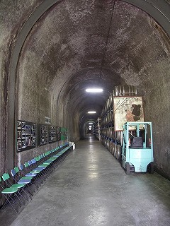 トンネルの駅内部01　高千穂