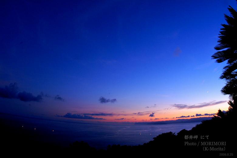 都井岬の夕景 海上には漁の灯り